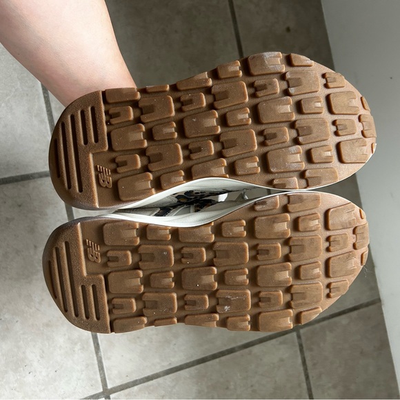 New Balance Cream and Brown Sneakers - Picture 5 of 6